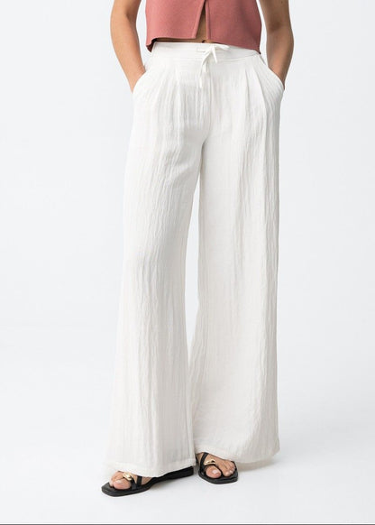 Cord Set Augusta Cipria — pantalone palazzo wide-leg bianco con elastico e coulisse in vita, vista frontale indossato da modella