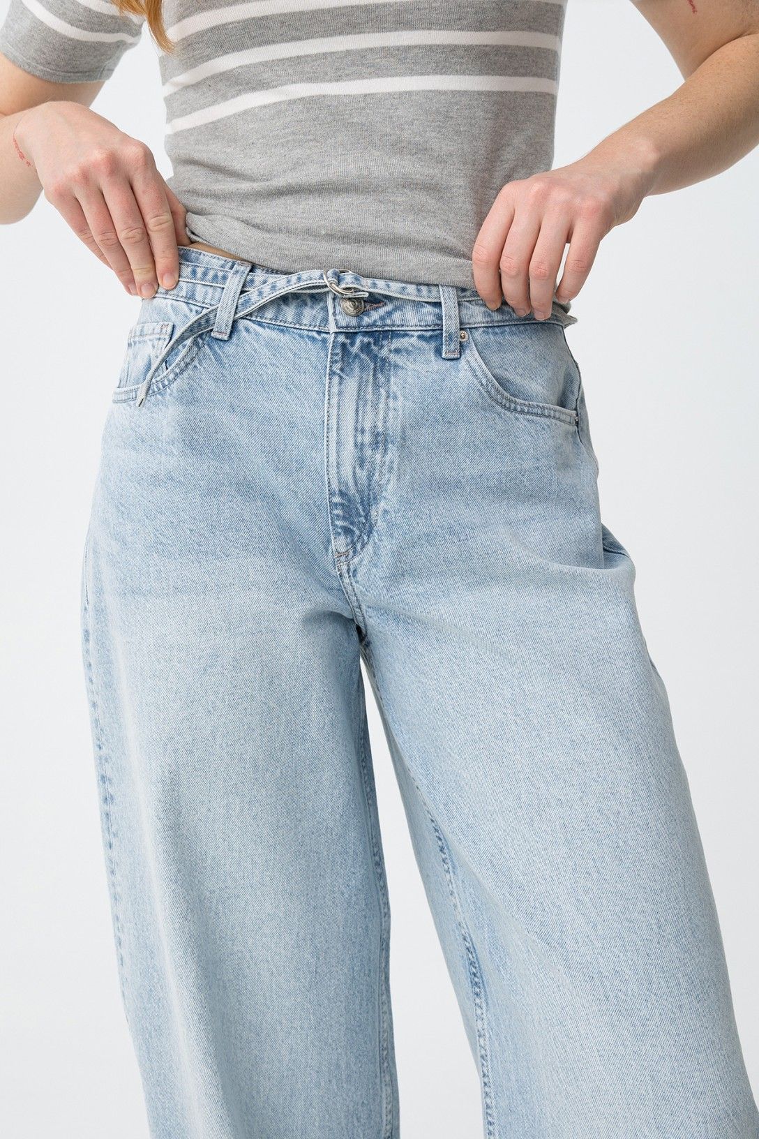 Jeans donna balloon Tiffosi Ava_4 gamba larga lavaggio chiaro - dettaglio vita alta e chiusura