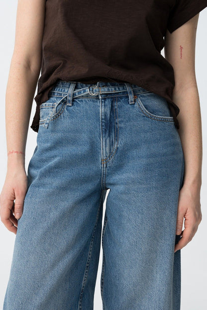 Jeans donna balloon fit 100% cotone lavaggio medio - dettaglio tessuto denim qualità premium