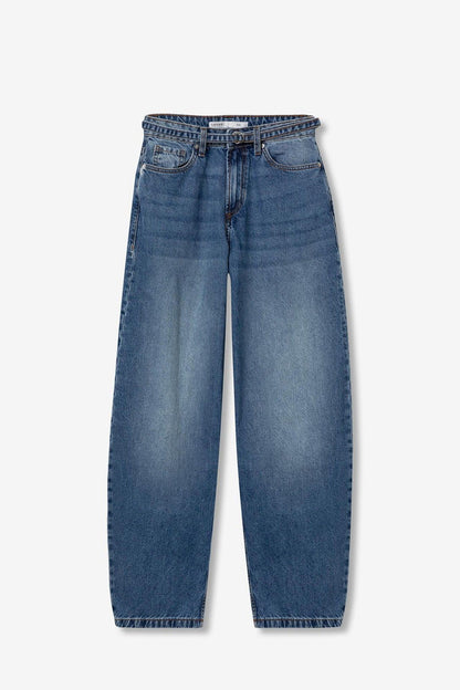 Jeans balloon Ava_2 appesi - vista del prodotto che mostra chiaramente il taglio a gamba a palloncino e la silhouette oversize