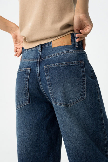 Vista posteriore jeans balloon con tasche e etichetta brand, vita alta
