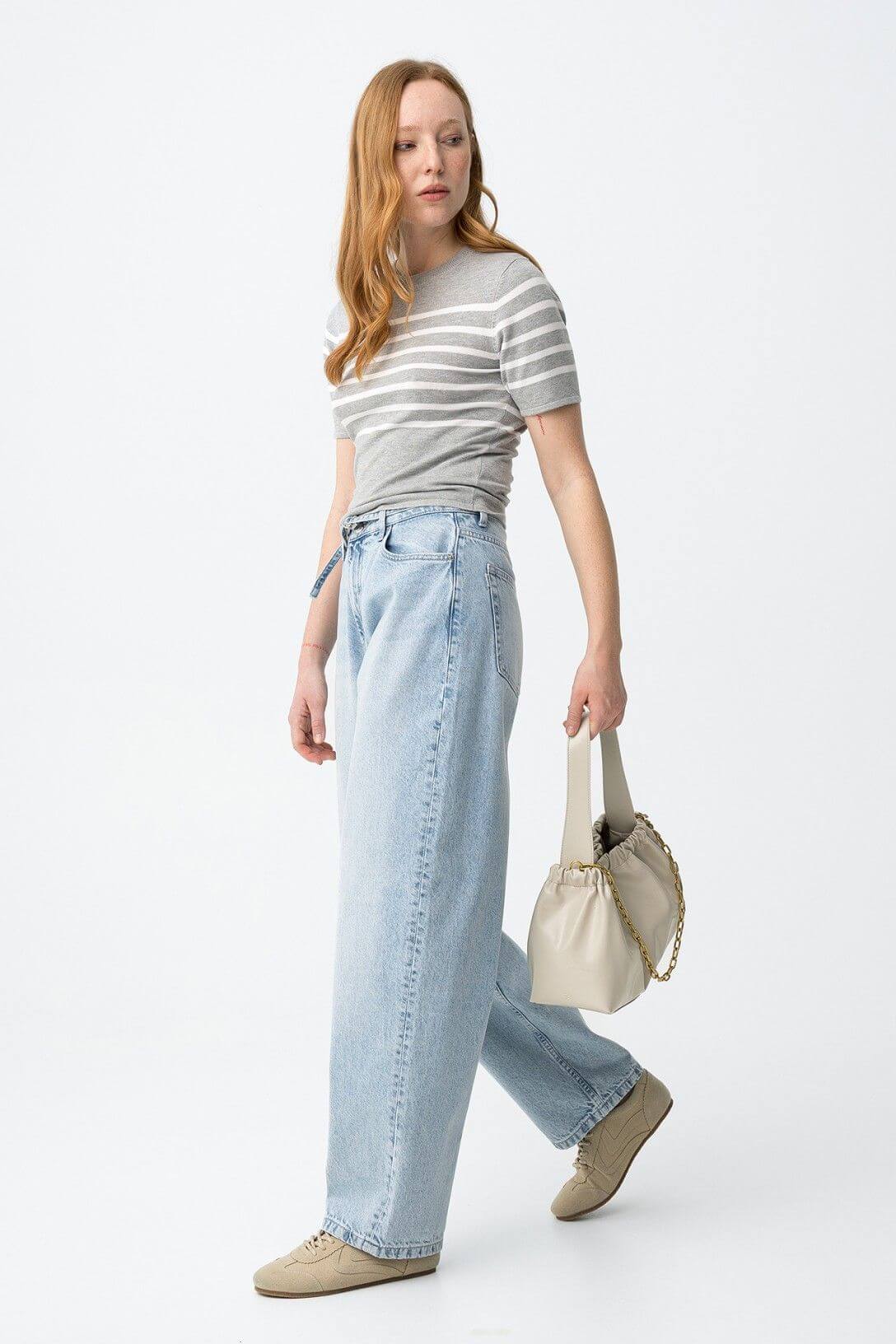 Jeans donna balloon fit  lavaggio chiaro denim blu chiaro - dettaglio vestibilità gamba larga