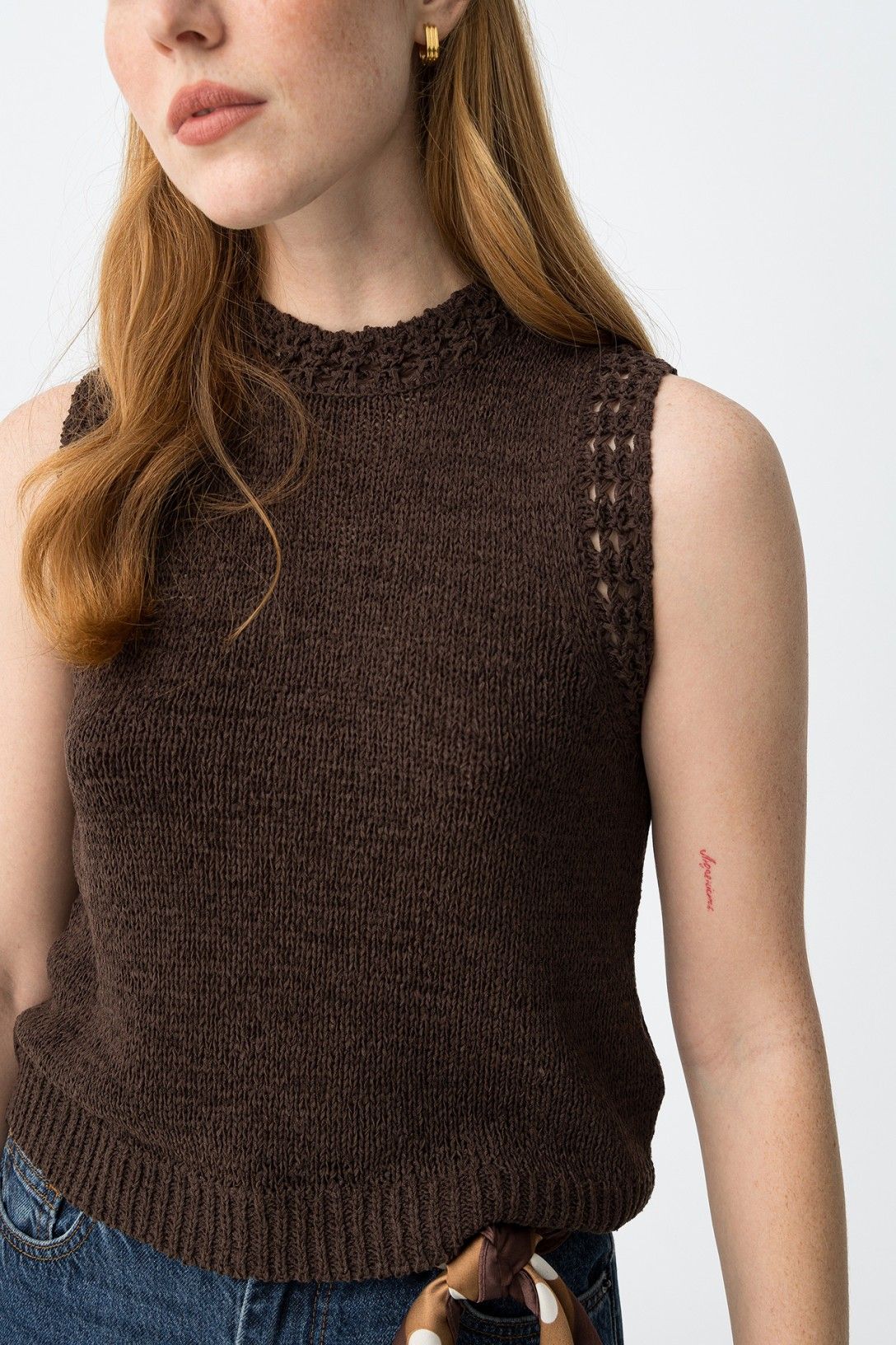 top donna baella Canotta micro forato cioccolato - dettaglio finiture collo