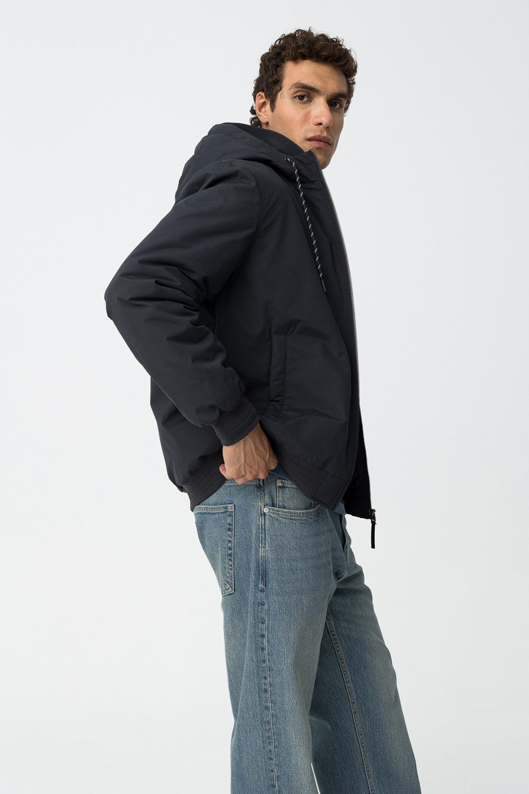 Giubbotto Belcher blu uomo - vista laterale con dettagli design moderno
