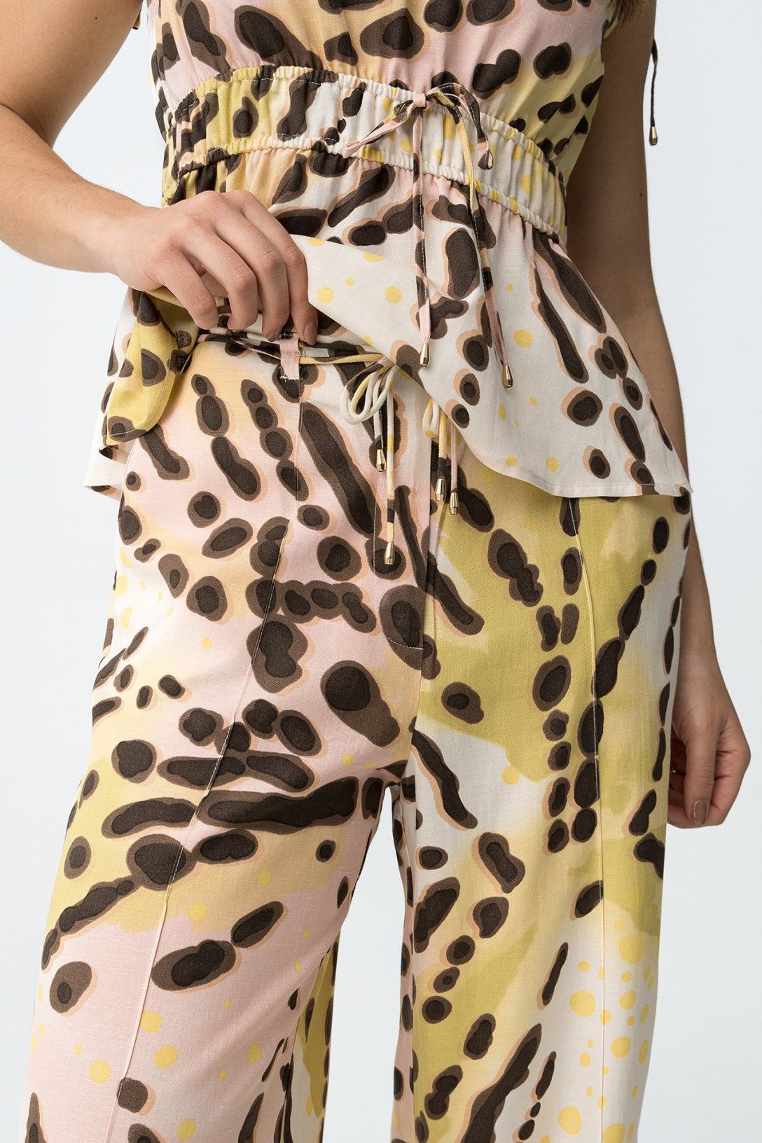 Coordinato donna Beram Tiffosi flat lay: top e pantalone fantasia astratta, 85% viscosa 15% lino dettaglio laccetto pantalone
