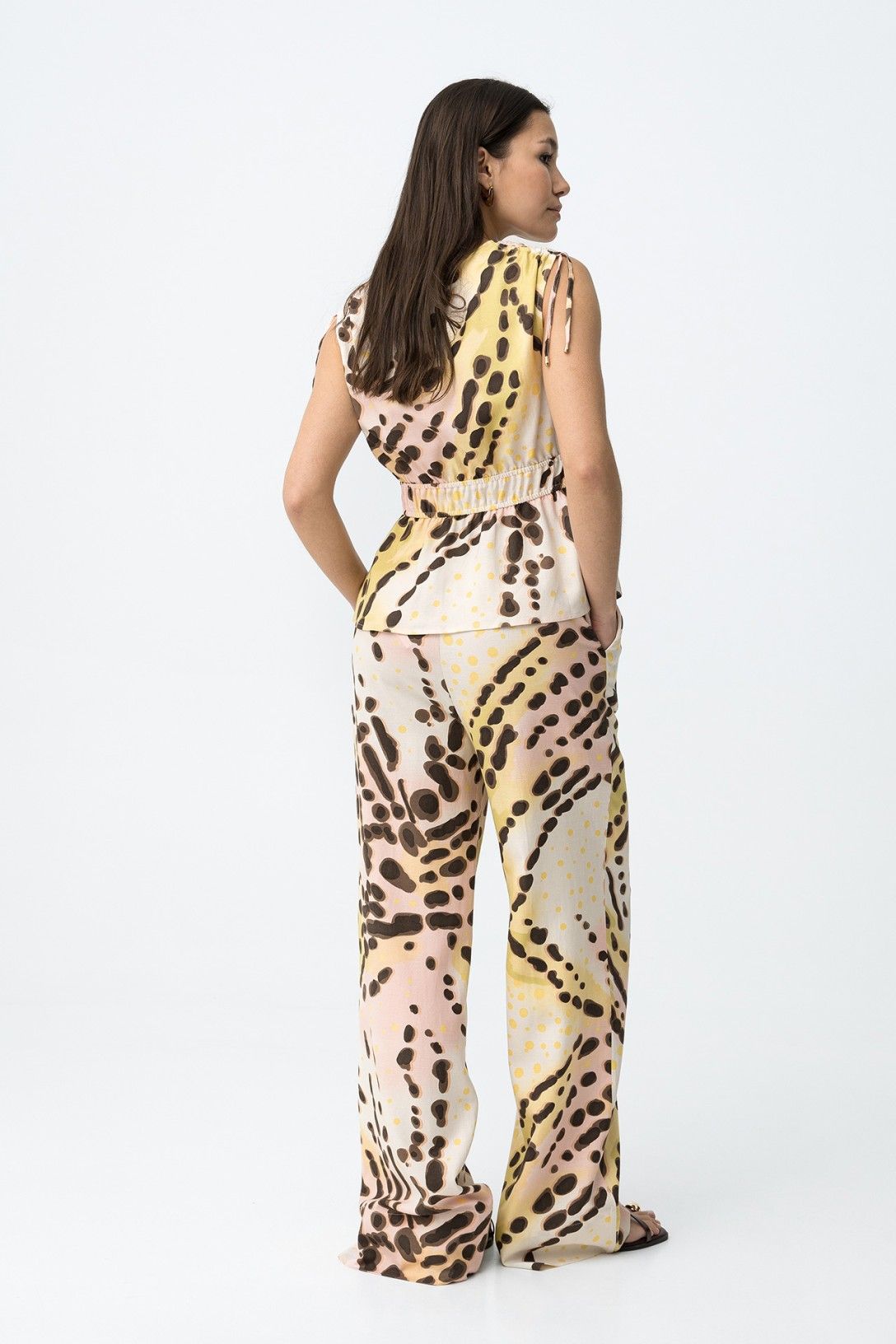 Vista posteriore coordinato donna Beram Tiffosi, pantalone ampio fluido e top animalier – Frarò
