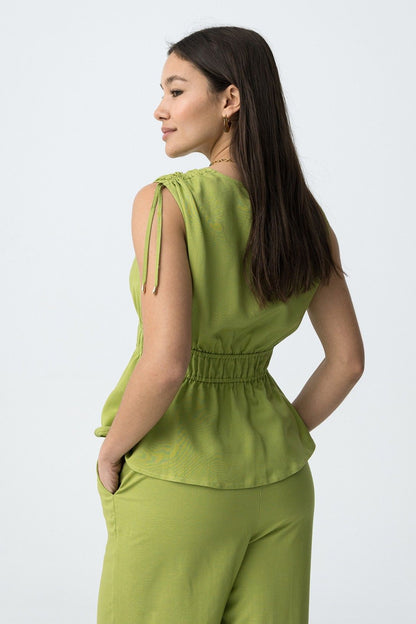 Top Beram Verde donna – dettaglio tessuto viscosa lino verde chiaro. - vista posteriore
