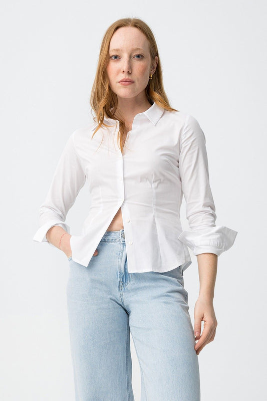 Modella indossa camicia donna beto bianca sù denim chiaro.
