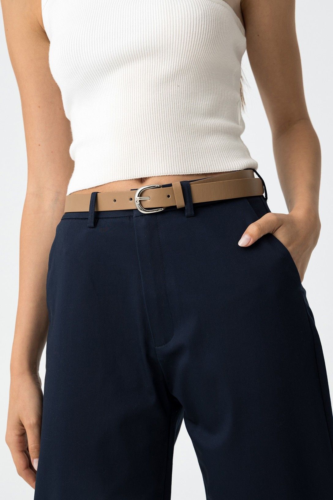 "Dettaglio chiusura zip e gancio metallico pantalone Bianca New blu"