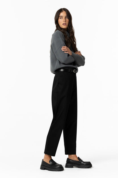 "Pantalone donna nero Tiffosi - vista laterale con tasche funzionali"
