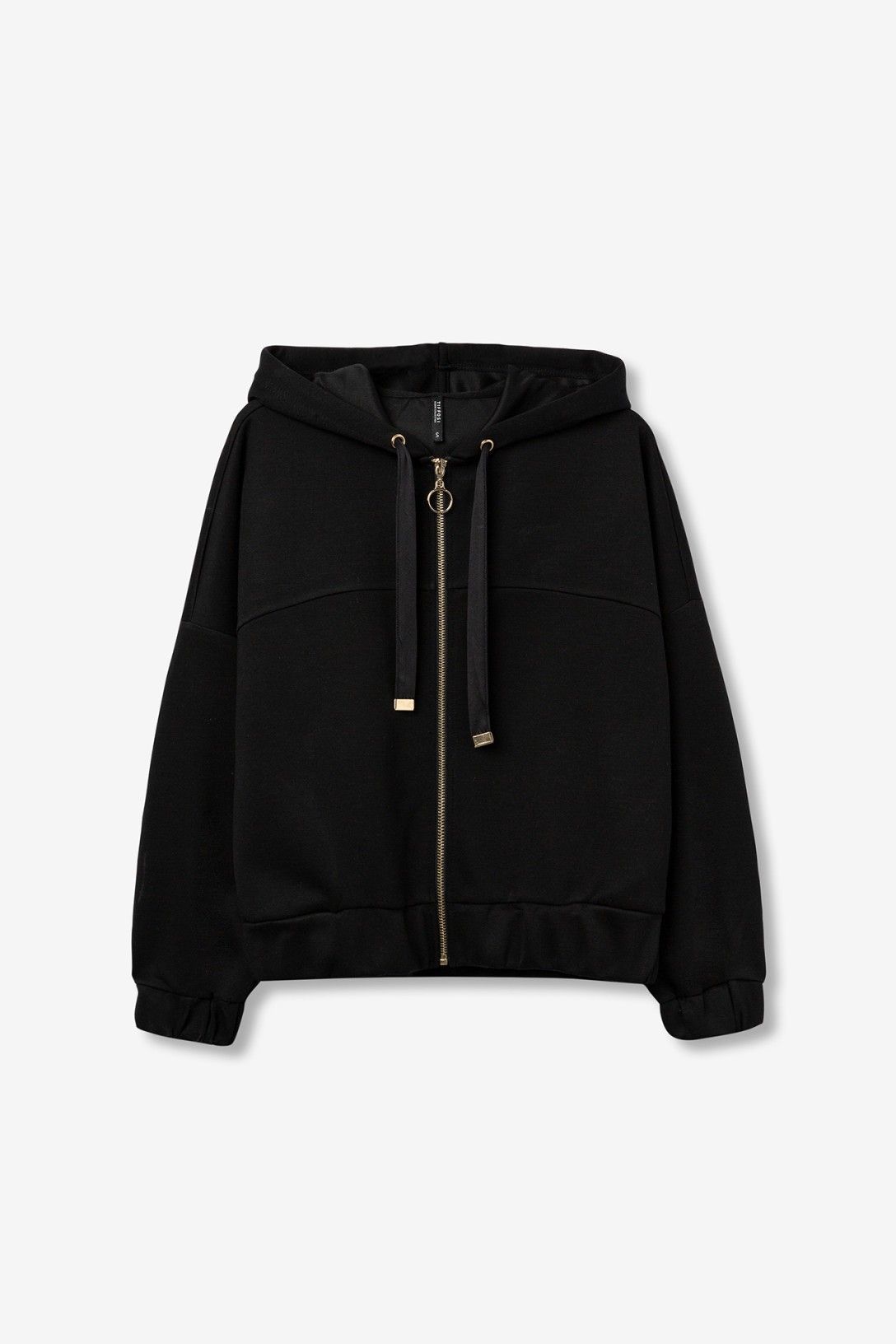 "Felpa Zip & Cappuccio nera su sfondo neutro - Vista prodotto completa con zip e cappuccio"