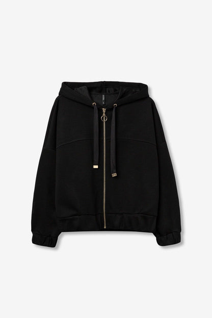 "Felpa Zip & Cappuccio nera su sfondo neutro - Vista prodotto completa con zip e cappuccio"