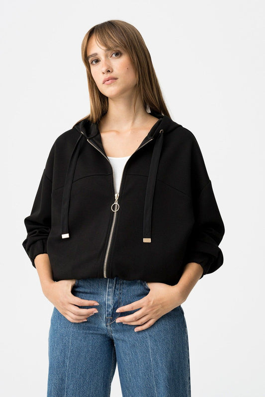 "Felpa Zip & Cappuccio nera indossata da modella con jeans - Vista frontale completa del capo casual"