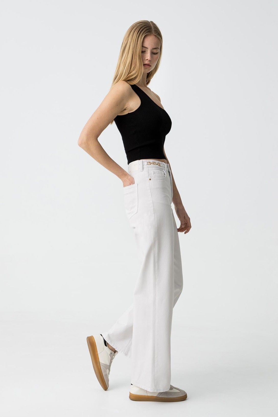 "Jeans Bonny 46 - Indossati da modella, outfit completo con jeans bianchi a gamba larga"