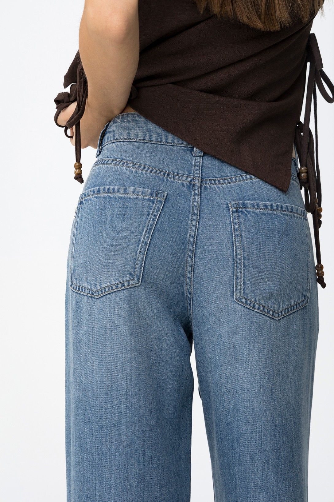 jeans donna wide leg Bonnye vita alta - vista posteriore tasca e lavaggio sabbiato