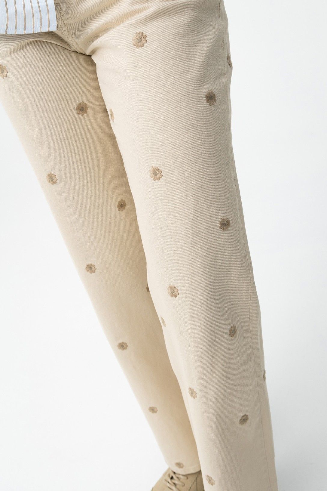 Jeans donna beige gamba larga Bonnye  wide leg - dettaglio ricamo floreale decorativo