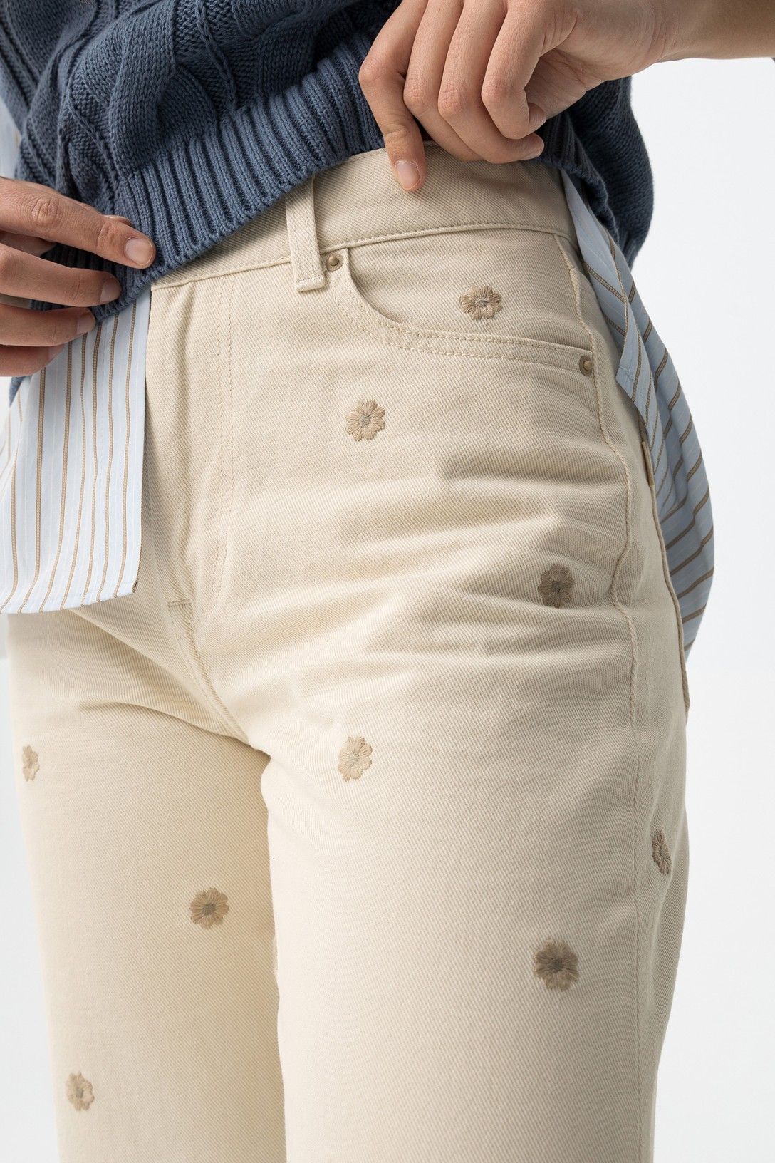 Jeans donna beige gamba larga Bonnye - dettaglio ricamo floreale e tasca