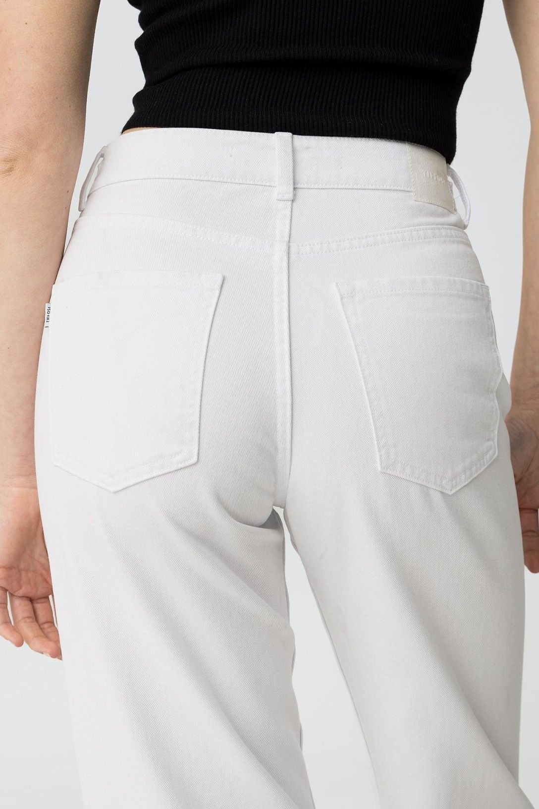 "Jeans Bonny 46 - Vista posteriore, dettaglio tasche, modello palazzo bianco con gamba larga"