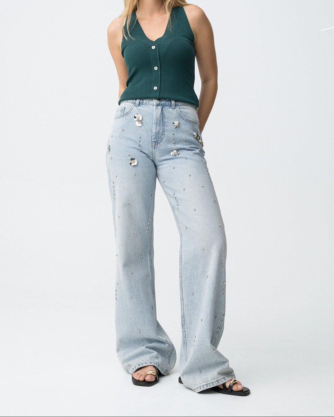 Jeans donna wide leg vita alta gamba larga Bonnye_61 indossati, con Swarovski