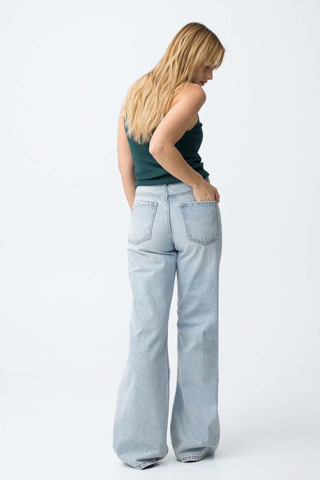 Vista posteriore jeans donna wide leg Bonnye_61, dettaglio vita alta e decorazioni Swarovski
