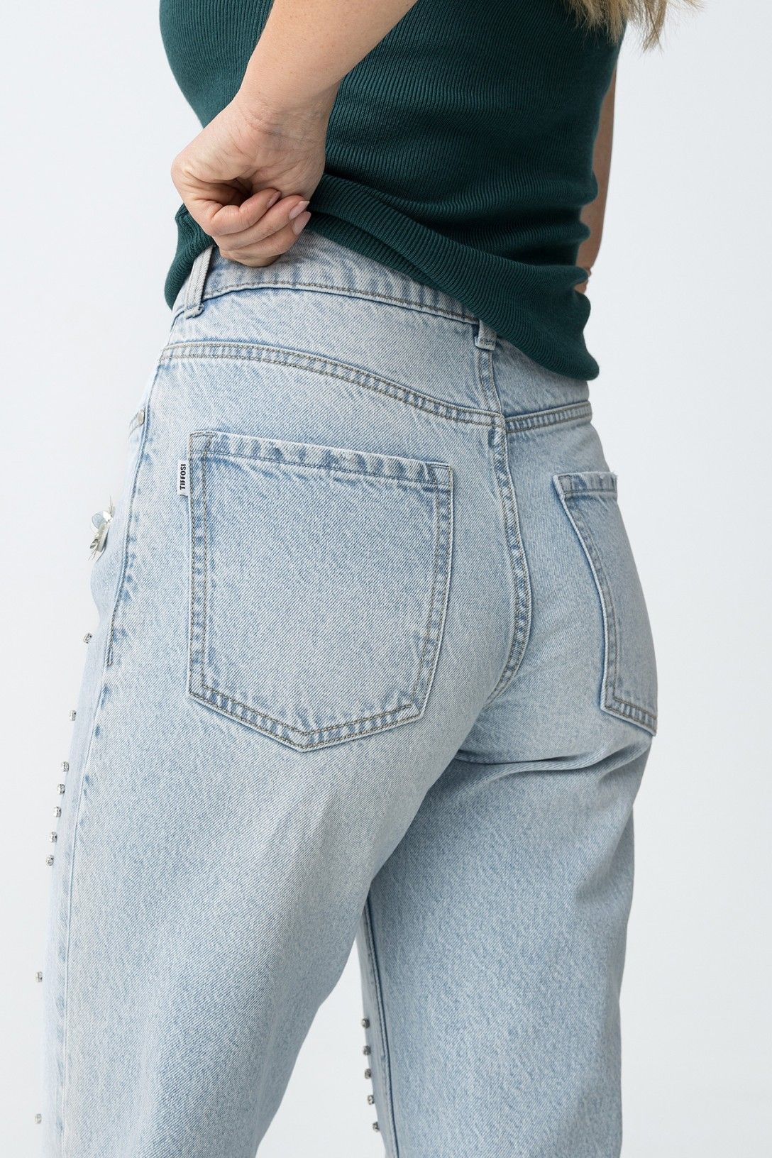 Dettaglio tasca posteriore jeans donna wide leg Bonnye_61 con applicazioni fiori Swarovski cristalli