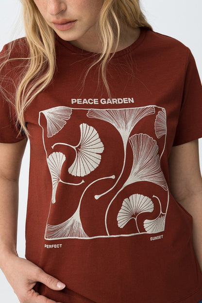 Dettaglio stampa palme Slow Bliss t-shirt donna Brandy, design estivo
