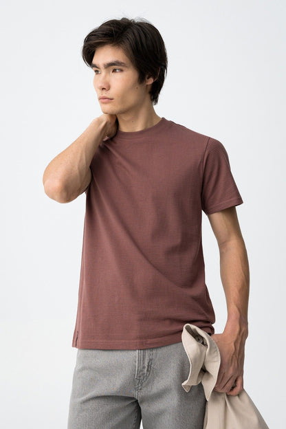 T-Shirt Bryan uomo cotone colore cipolla - dettaglio qualità tessuto micro fantasia elegante - indossata da modello