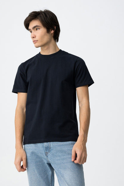 T-Shirt Bryan uomo micro fantasia - colore blu scuro - maglia cotone 100% vestibilità regolare- indossata da modello