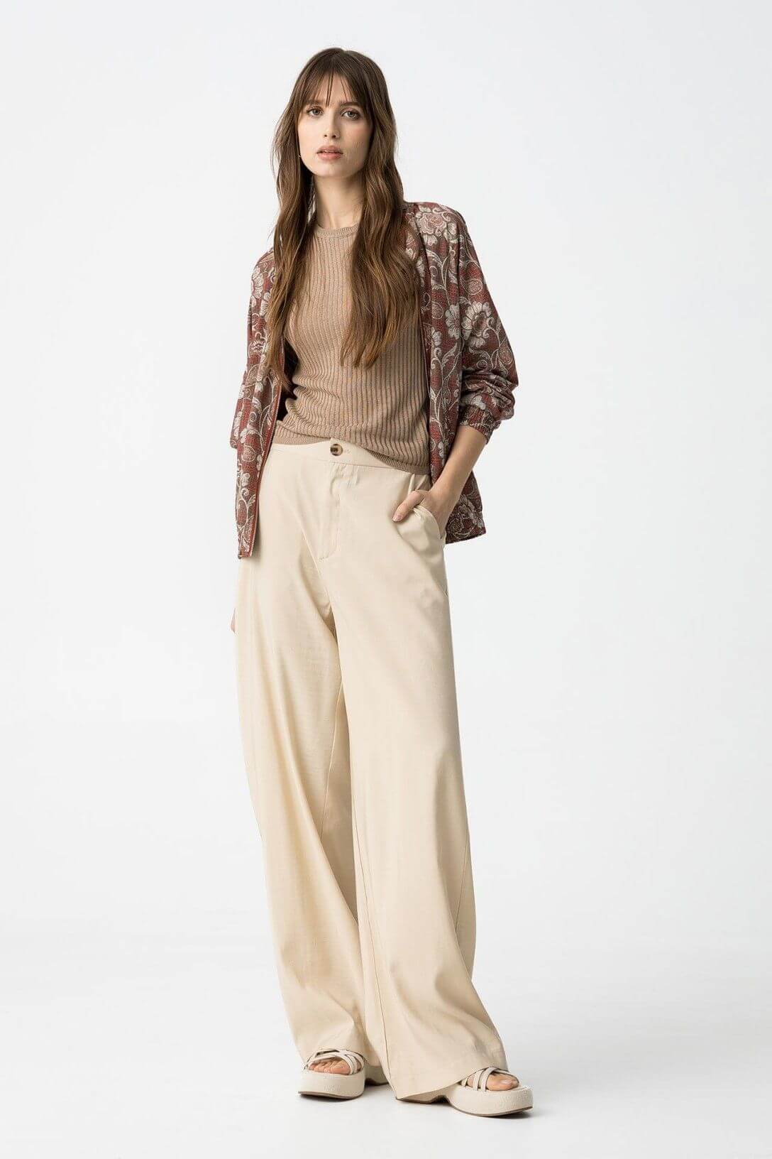 "Pantalone Palazzo Camelia Beige - Elegante pantalone a vita alta in viscosa, versatile per occasioni formali e casual"