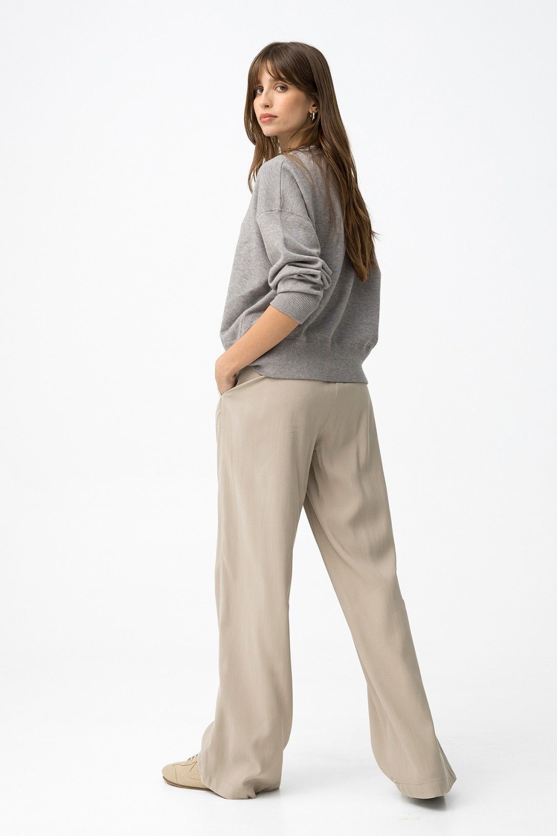 Pantalone donna a palazzo Camelia_1 - vista posteriore con dettaglio vestibilità