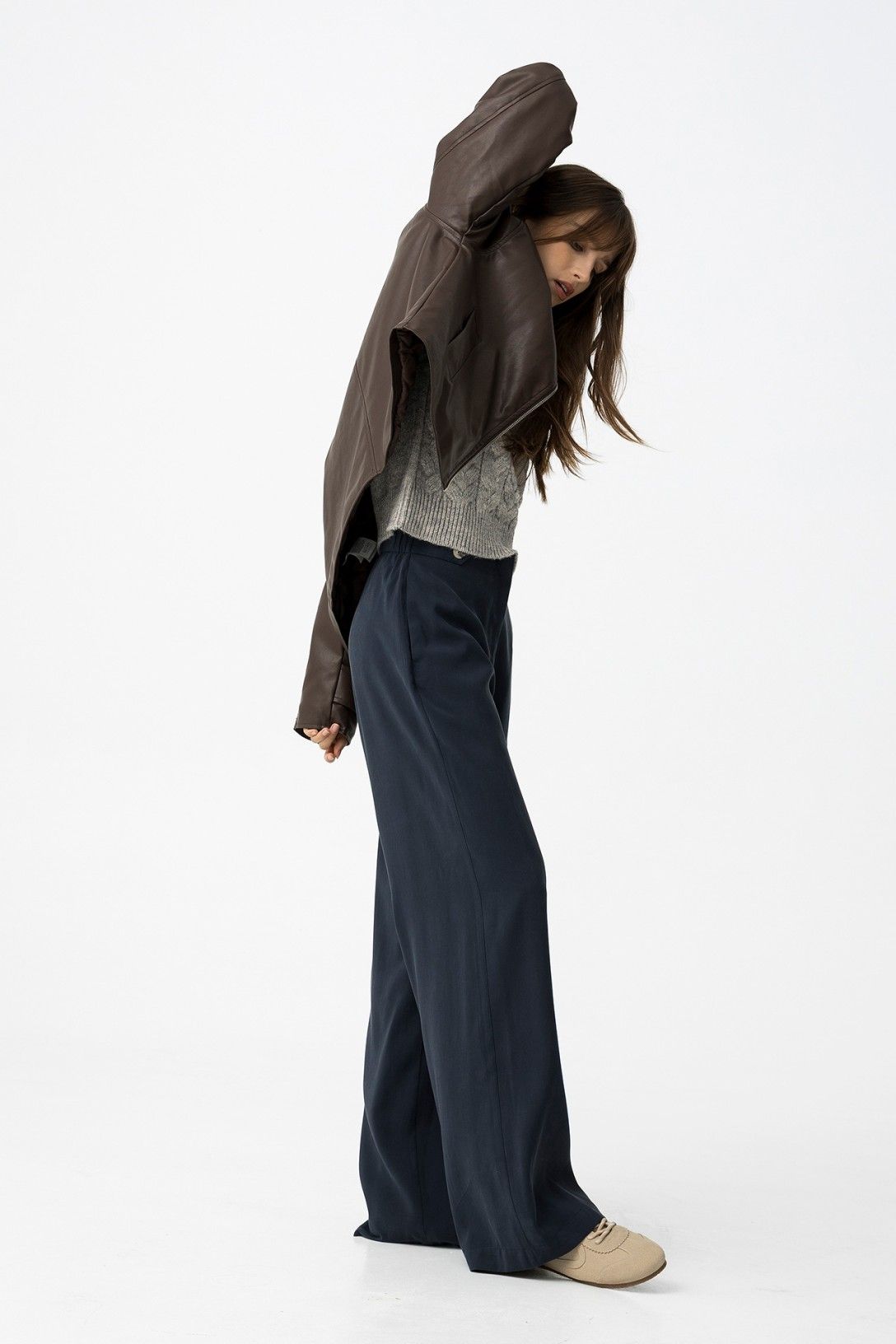Pantalone donna a palazzo Camelia_1 blu scuro - vista laterale con dettaglio gamba ampia