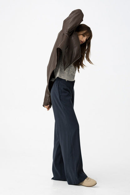 Pantalone donna a palazzo Camelia_1 blu scuro - vista laterale con dettaglio gamba ampia