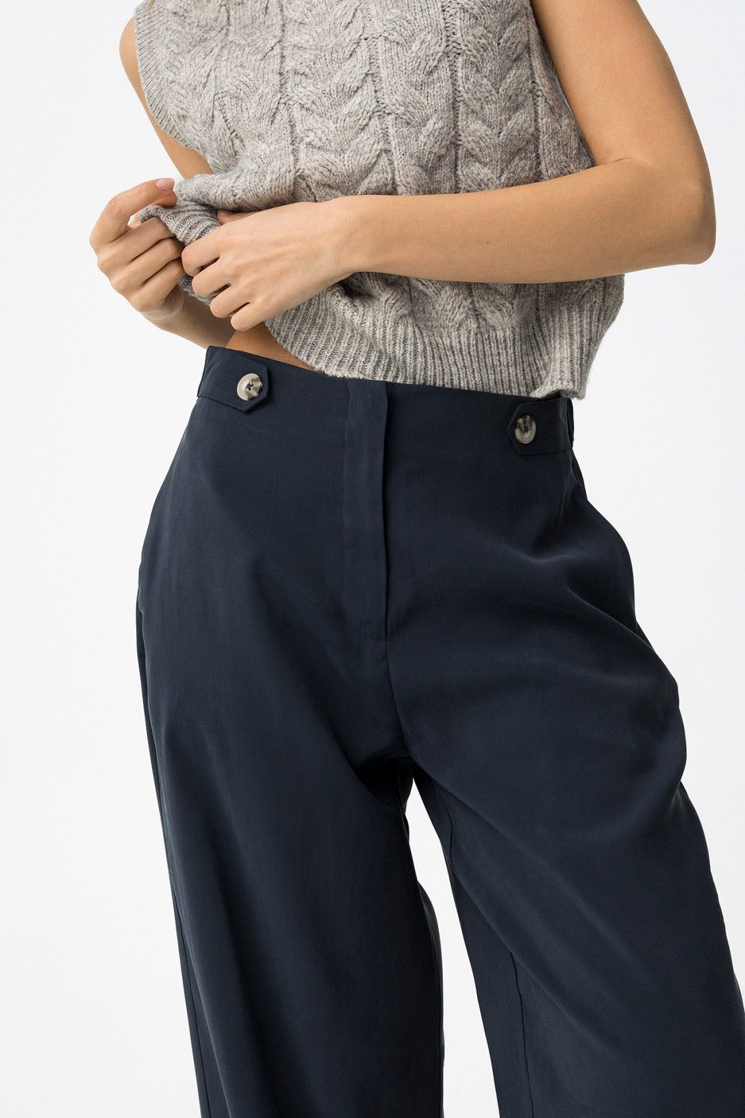 Pantalone donna a palazzo Camelia_1 - dettaglio vita alta con fibbie decorative e bottoni laterali