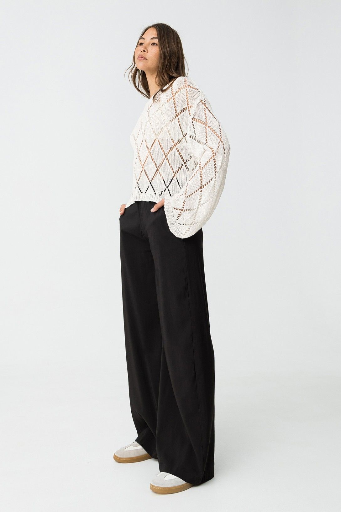 "Pantalone Palazzo Camelia in Nero - Vista completa che mostra la silhouette fluida e l'eleganza del capo"