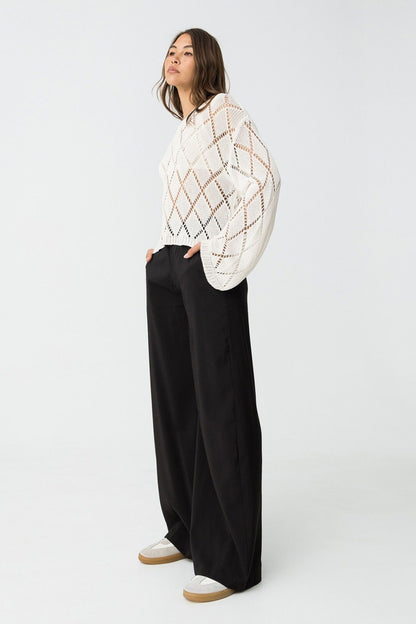 "Pantalone Palazzo Camelia in Nero - Vista completa che mostra la silhouette fluida e l'eleganza del capo"