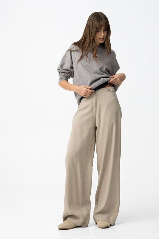 Pantalone donna a palazzo Camelia_1 beige - vita alta con fibbie e bottoni laterali - vista frontale
