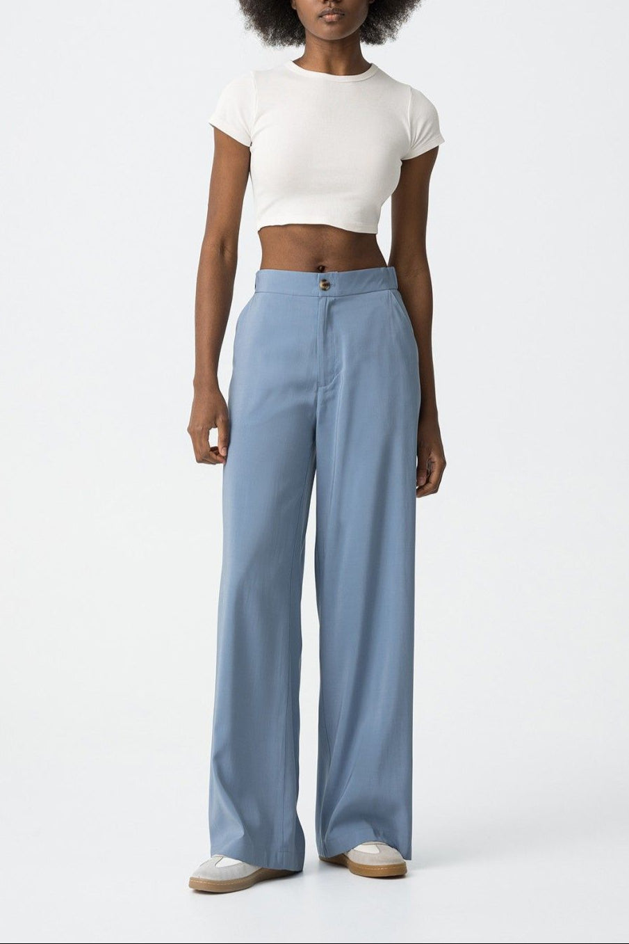 "Abbinamento Pantalone Palazzo Camelia Celeste - Styling casual con accessori coordinati"