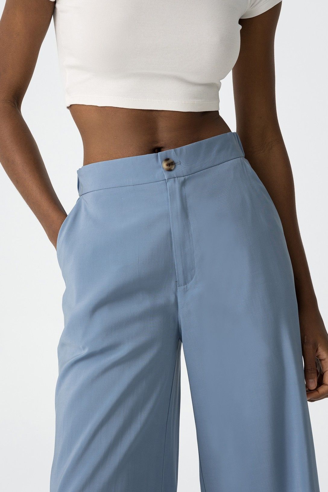 "Pantalone Palazzo Camelia in Celeste - Vista posteriore che mostra la vestibilità e il taglio elegante"