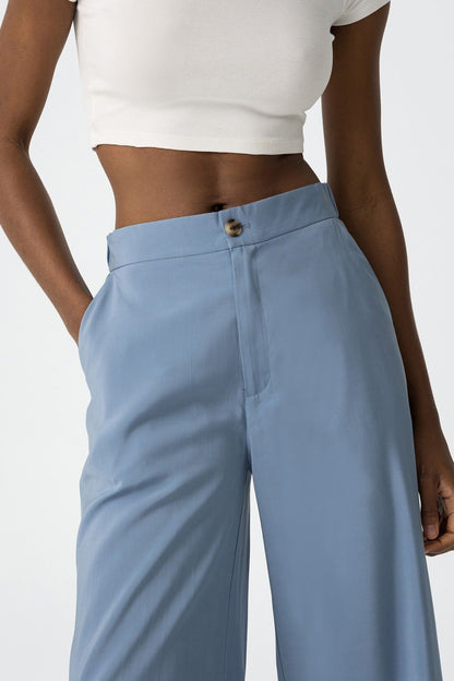 "Pantalone Palazzo Camelia in Celeste - Vista posteriore che mostra la vestibilità e il taglio elegante"