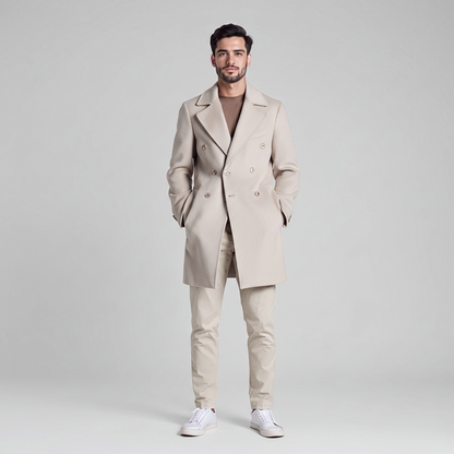 "Cappotto uomo doppio petto beige elegante - vista frontale - indossato da modello