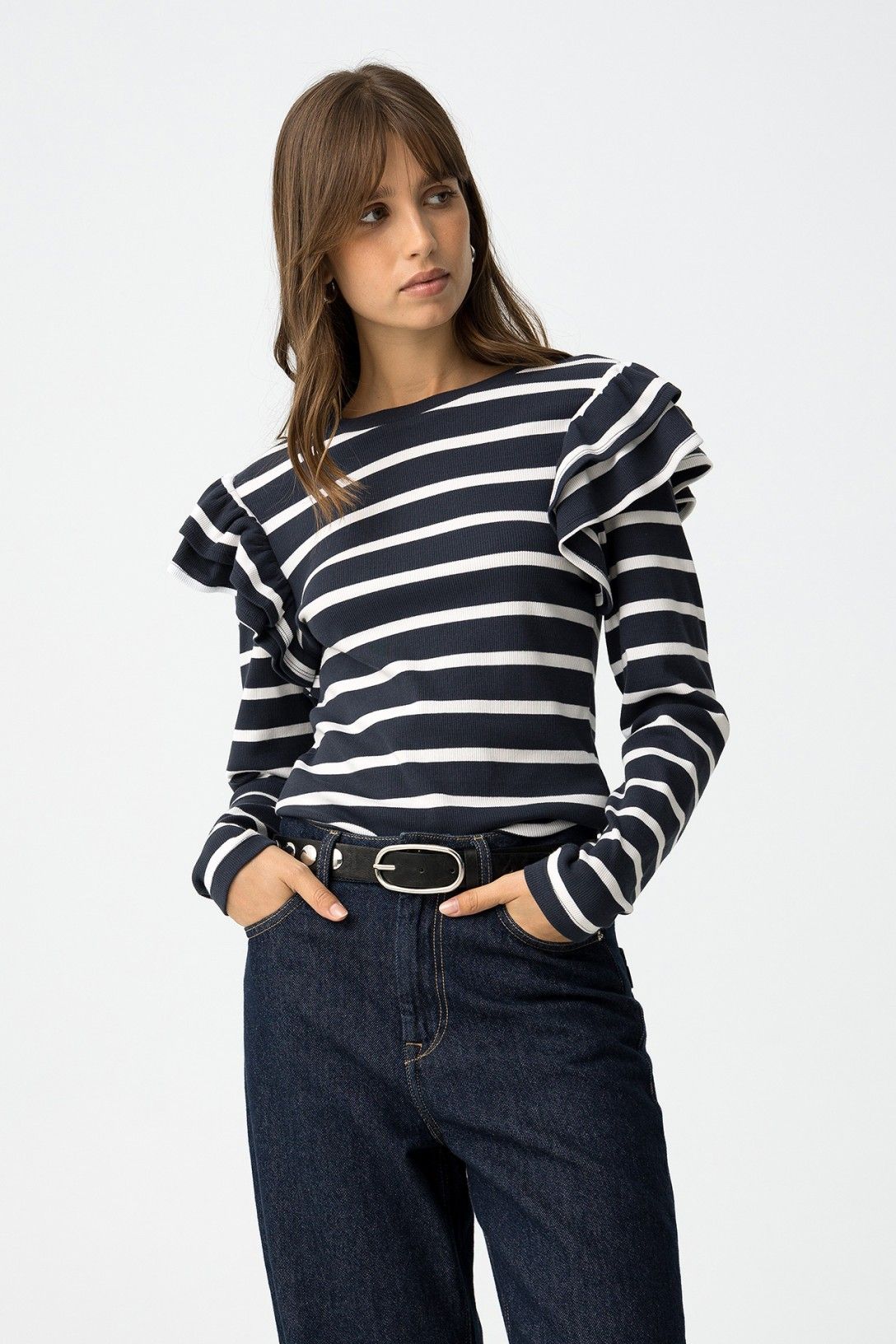 T-shirt Charlie a righe blu e bianche con volant sulle spalle, donna indossa jeans scuri, vista frontale dettaglio volant
