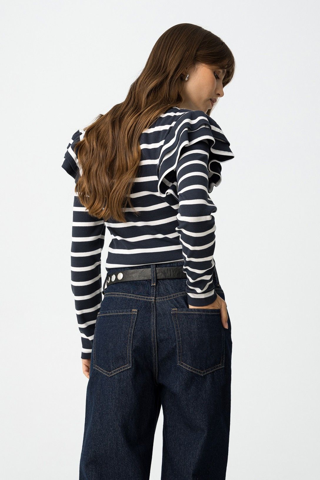T-shirt Charlie a righe vista posteriore, dettaglio volant spalle e vestibilità slim fit con jeans a vita alta
