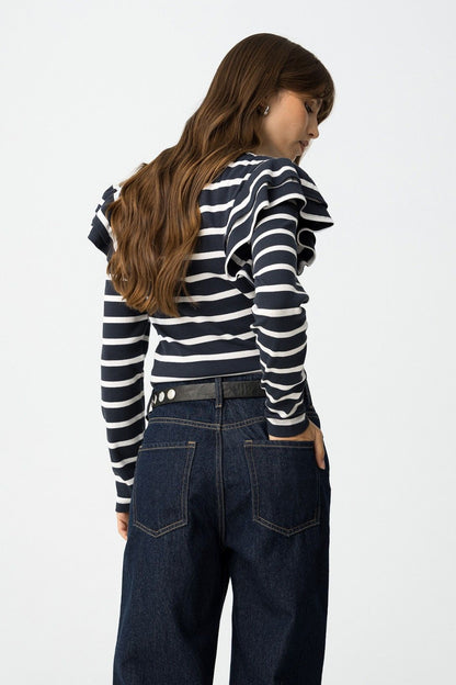 T-shirt Charlie a righe vista posteriore, dettaglio volant spalle e vestibilità slim fit con jeans a vita alta
