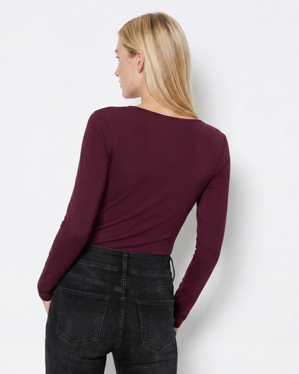 Top donna amarena Tiffosi Chrissy – vista posteriore con jeans neri skinny, silhouette aderente e manica lunga
