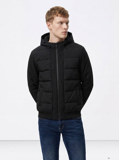 Piumino uomo Clark Tiffosi nero indossato, vista frontale con cappuccio e tasche laterali.