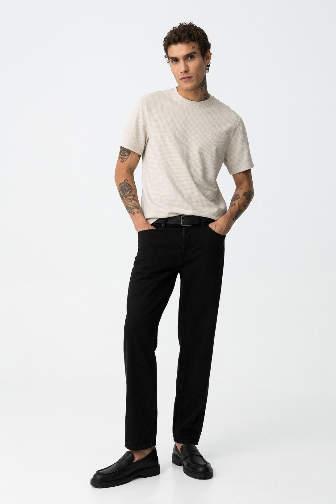 Outfit completo frontale - mostra come stylare i jeans neri Cole_67 per un look moderno e casual