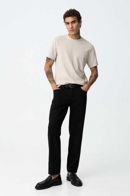 Outfit completo frontale - mostra come stylare i jeans neri Cole_67 per un look moderno e casual