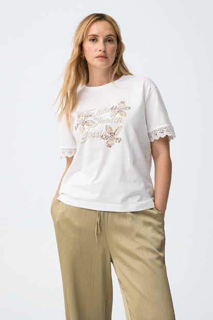 T-shirt donna Comfey indossata, vestibilità comoda cotone bianco
