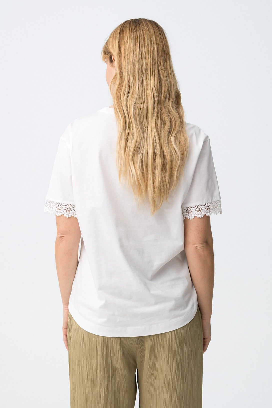 Vista posteriore t-shirt donna Comfey, pizzo e fiori estiva