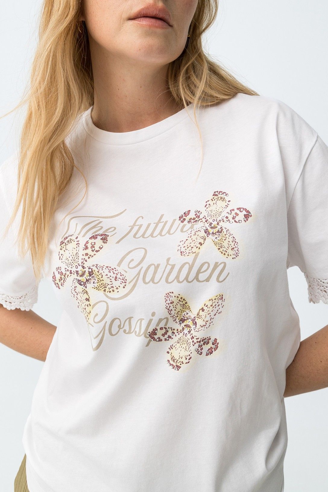 Dettaglio stampa floreale t-shirt donna Comfey bianca, design romantico